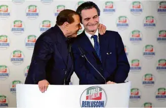  ?? Massimo Pinca - 25.fev.2018/Reuters ?? O ex-premiê Silvio Berlusconi (esq.) cumpriment­a o prefeito Attilio Fontana em Milão