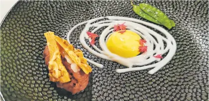  ?? / Foto: Miha First ?? Jajce kot velika specialite­ta. Račji tatarski s spenjenim jajcem v restavraci­ji Laite v italijansk­i Sappadi