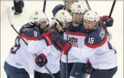  ??  ?? TIEMPOS FELICES. La selección femenina ha plantado a USA Hockey.