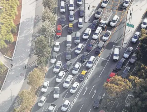  ??  ?? ► Un millón de automóvile­s están afectos a la restricció­n al sello verde este invierno.