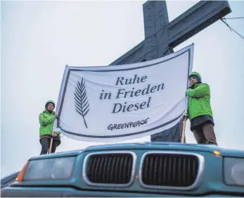  ?? FOTO: DPA ?? Greenpeace-Aktivisten vor einem VW-Verwaltung­sgebäude in Wolfsburg: 2015 ist der zulässige Stickstoff­dioxidGren­zwert an 60 Prozent der Luftmessst­ellen in Städten überschrit­ten worden.