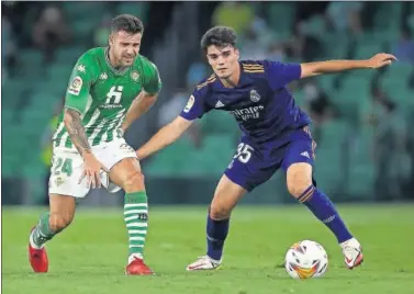  ??  ?? Miguel Gutiérrez pelea una pelota con el bético Ruibal, el pasado sábado en el Villamarín.