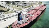  ??  ?? Tanker als Zwischenla­ger für billiges Erdöl in den USA. Im April waren die Lager überfüllt