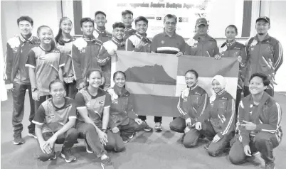  ??  ?? SKUAD trek dan balapan negeri Sabah bersama Pengarah Majlis Sukan Negeri Sabah Terrance Pudin (empat dari kanan) dan Ali (tiga dari kanan), berikrar melakukan yang terbaik di Sukan Persahabat­an Ke-10 BIMPNT- EAGA di Brunei.