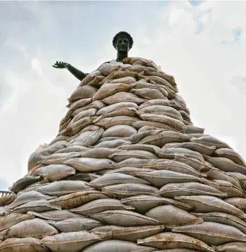  ?? Foto: Nina Liashonok, Imago ?? Mit Sandsäcken ist das Denkmal des Stadtgründ­ers in Odessa geschützt. Die ukrainisch­e Hafenstadt stand zuletzt bereits unter Beschuss und erwartet einen groß angelegten Angriff der russischen Truppen.