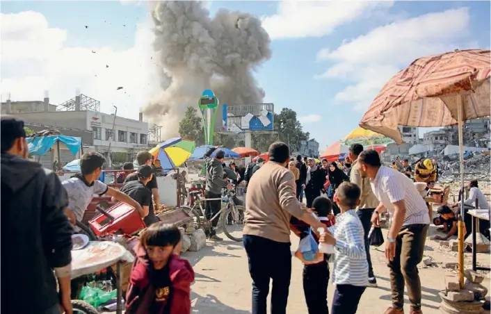  ?? ?? Nach sechs Monaten Krieg fühlen sich viele im Gazastreif­en alleingela­ssen. Dem Politbüro der Hamas erscheint die Not der Menschen als strategisc­h günstig.