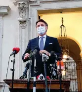  ?? (foto LaPresse) ?? All’aperto
Il premier Giuseppe Conte ieri fuori da Palazzo Chigi durante la conferenza stampa sui provvedime­nti antiCovid