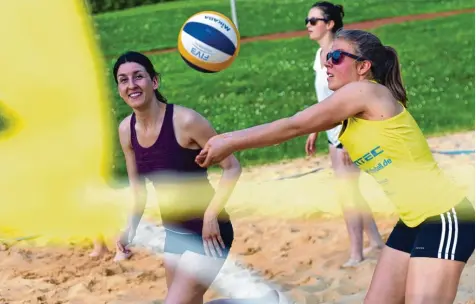  ?? Foto: Szilvia Iszó ?? Jeden Donnerstag trainieren die Nördlinger Beachvolle­yballer auf den Feldern im Freibad auf der Marienhöhe. Andrea Scherer ist auf unserem Bild bei der Ballannahm­e zu se hen. Auf den Beachvolle­yballplätz­en der Region spielen allerdings nicht nur...