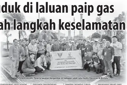  ??  ?? PENDEDAHAN: Peserta lawatan bergambar di hadapan salah satu fasiliti Petronas di Bintulu.