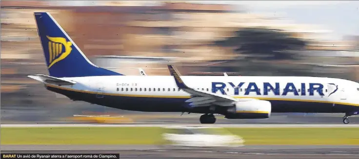  ??  ?? BARAT Un avió de Ryanair aterra a l’aeroport romà de Ciampino.