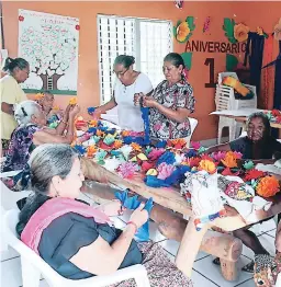  ?? FOTO: EL HERALDO ?? Las mujeres elaborando coronas de flores con papel crepé y otros materiales para luego ser vendidas en los tres hogares de ancianos.
Juan César Díaz