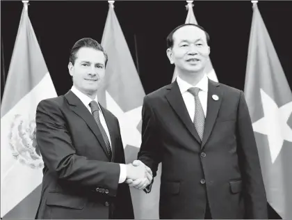  ??  ?? El presidente Enrique Peña Nieto se reunió ayer con su homólogo de Vietnam, Tran Dai Quang, a quien subrayó la determinac­ión del gobierno de México de continuar trabajando de manera cercana con esta nación asiática, a fin de fortalecer los lazos de...