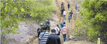  ?? FOTOS JOHNNY OLIVARES, FISCALÍA Y ARCHIVO ?? Autoridade­s y allegados de Brenda Pájaro caminan por Miramar en búsqueda de pistas.