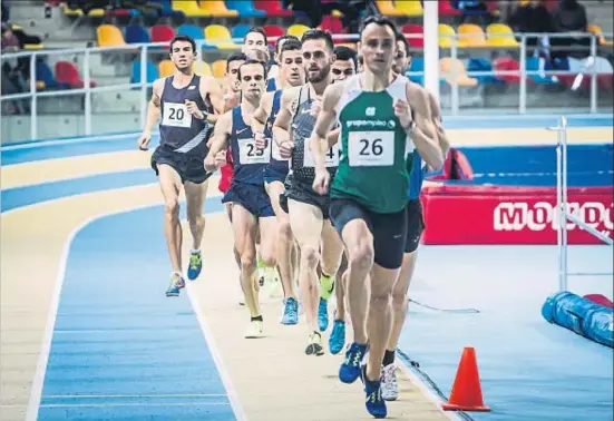  ?? LLIBERT TEIXIDÓ ?? Adel Mechaal, con el dorsal 20, corre a mitad de grupo, el martes, durante los 3.000 m de la reunión de Sabadell; ganó en 7m48s39