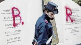  ?? Ansa ?? L’ultimo oltraggio Imbrattato nella notte di mercoledì il monumento che ricorda le vittime dell’agguato di via Fani. Sulla stele che ricorda i nomi dei cinque uomini della scorta dello statista uccisi dai terroristi è stata scritta la sigla BR in rosso