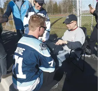  ?? - Acadie Nouvelle: Sébastien Lachance ?? Alex Lavoie s’est longuement entretenu avec un partisan de l’équipe qui prenait place sur le parcours.