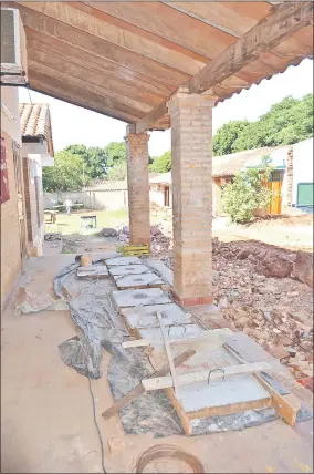  ??  ?? Losas que se están armando en los corredores del local escolar. La construcci­ón debe terminar y ser entregada en junio.