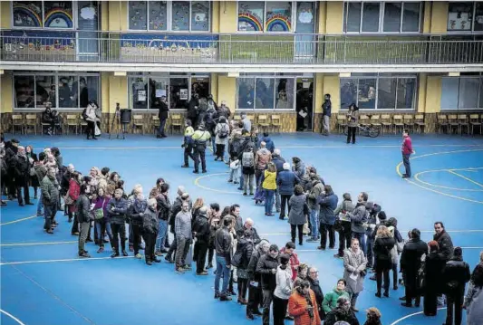  ?? Joan Puig ?? Colas en el colegio La Salle de Gràcia, en Barcelona, durante las votaciones al Parlament del 21 de diciembre de 2017.