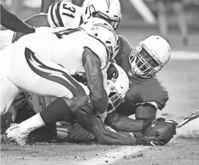  ?? PHOTOS BY ROB SCHUMACHER/THE REPUBLIC ?? Cardinals running back Chase Edmonds stretches the ball over the goal line for a touchdown vs. the Chargers during the first half of Saturday night’s preseason game at University of Phoenix Stadium.