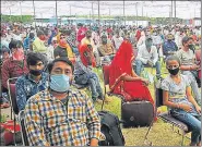  ?? RAVI KUMAR/HT PHOTO ?? ■
Migrants wait for registrati­on before boarding Shramik Special train in Chandigarh , on May 28.