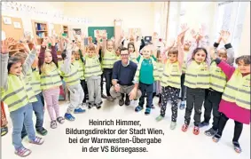  ?? ?? Heinrich Himmer, Bildungsdi­rektor der Stadt Wien, bei der Warnwesten-übergabe in der VS Börsegasse.