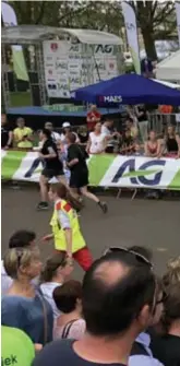  ?? FOTO KRIS HOSSEY ?? Aan de finish van de 10 Miles op Linkeroeve­r werden onder de hitte bezweken lopers afgevoerd door het Rode Kruis.