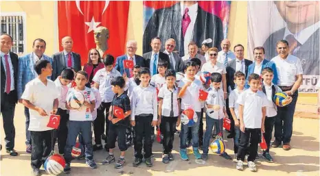  ?? FOTOS: THORSTEN VAAS ?? Mit einem Festakt in Reyhanli haben die Partnerstä­dte Aalen und Antakya / Hatay den Sportplatz an der Schule für syrische Flüchtling­skinder am Samstag eröffnet.