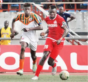  ??  ?? Bobby Clement (28) of Rangers Internatio­nal is challenged by a Salitas player during their CAF Confederat­ion Cup match recently