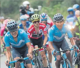  ??  ?? Richard Carapaz tirando de Nairo Quintana con Simon Yates observando de cerca