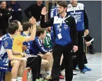  ??  ?? Genau so möchte VfB-Trainer Marco Lang (rechts) heute Abend abklatsche­n. Foto: Sebastian Fernschild