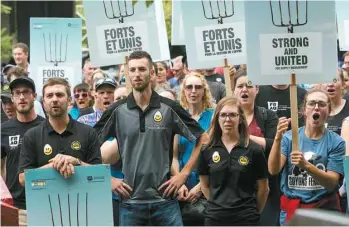  ?? MARIE-FRANCE COALLIER LE DEVOIR ?? À Montréal, quelques centaines de jeunes producteur­s agricoles ont marché vers les bureaux montréalai­s du premier ministre Justin Trudeau, jeudi, pour réclamer le maintien intégral de la gestion de l’offre.