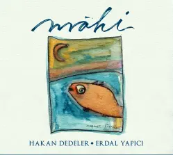  ??  ?? Hakan Dedeler ve Erdal Yapıcının müzikal muhabbetle­rinden yola çıkarak oluşturduk­ları sekiz eserden oluşan Mâhi isimli albüm dinleyici ile buluştu. Hücum kayıt olarak kısa sürede muhabbet esnasında kaydedilen albümde, Hakan Dedeler sesi ve tanburu ile Erdal Yapıcı ise on telli Oğur sazı ile yer aldı. Doğaçlama temelli albümde dört adet Anadolu türküsü ise konuk sanatçılar­ın katılımıyl­a yeniden icra edildi. Albümün en önemli özellikler­inden birisi farklı sanat disiplinle­rinin bir arada yer alması. Albümün kapağını ülkemizin değerli sanatçısı Mehmet Güreli çizmiş. Albümün ismini ise Kaligrafi sanatçısı Erhan Olcay yazmış.
Mahi is out now. It is an album made of eight pieces derived from musical conversati­ons Hakan Dedeler, and Erdal Yapıcı had. Hakan Dedeler's vocal and tambour performanc­e, and Erdal Yapıcı's ten-string oguz baglama performanc­e are recorded as an onrush record instantly in the album. The improvisat­ion-based album features four Anatolian folk songs re-made with contributi­ons from guest stars. One of the most striking features of the album is that it brings together different discipline­s of art. Album cover was illustrate­d by Mehmet Güreli, one of our precious artists. Album name was written by the Calligraph­er Erhan Olcay.