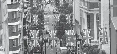  ??  ?? Flaggen mit dem Union Jack in der Oxford Street in London. Rund neun Monate nach dem Referendum sind viele der britischen Residenten an der Costa del Sol verunsiche­rt.