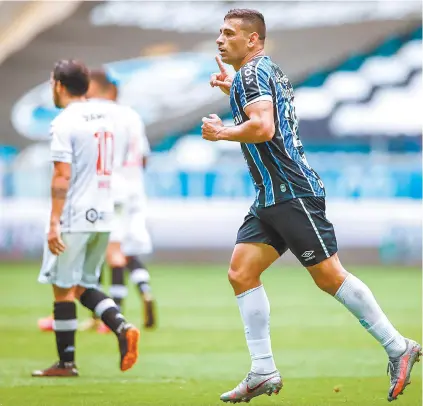  ?? LUCAS UEBEL/ GREMIO FBPA ?? Torcedor declarado do Vasco, Diego Souza fez dois gols e comandou a vitória do Grêmio no Sul