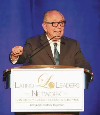  ?? Steve Gonzales / Houston Chronicle ?? Mickey Ibarra, fundador y presidente de Latino Leaders Network, habla desde el podio a los asistentes del almuerzo que organizó esa entidad sin fines de lucro el viernes 21 de septiembre en Houston.