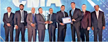  ?? ?? Ceylinco Life Executive Director/Chief Finance Officer Mr Palitha Jayawarden­a (4th from left) accompanie­d by representa­tives of the company receives the CMA award for Excellence in Integrated Reporting.