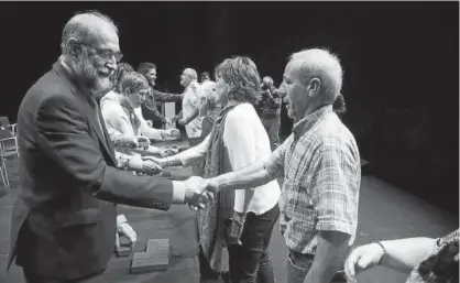  ??  ?? La presidenta del Gobierno, Uxue Barkos, el consejero de Salud, Fernando Domínguez, la presidenta del Parlamento, Ainhoa Aznárez, y el presidente de Adona, Javier Álvarez, fueron los encargados de repartir las insignias de oro, doble oro y triple oro a los 200 voluntario­s homenajead­os.