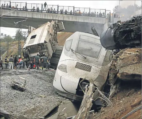  ??  ?? The mangled wreckage of the train after it crashed near Santiago de Compostela.