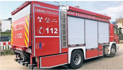  ??  ?? Die Fahrzeuge der Feuerwehr Meerbusch werden regelmäßig desinfizie­rt. Außerdem bleiben beim Einsatz einige Sitzplätze frei.