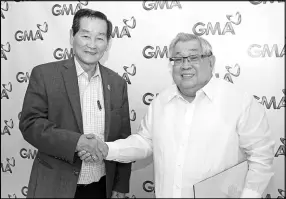  ??  ?? GMA Network, Inc. Chairman and CEO Felipe Gozon (right) with the Federation of Filipino Chinese Chambers of Commerce and Industry Inc. president Domingo Yap.