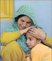  ?? WASEEM ANDRABI/HT ?? A relative consoles daughter of slain cop Kulwant Singh during his ■ funeral at Kaparan village in Srinagar on Friday.