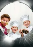  ?? Fotos: Disney Channel ?? Marwin (rechts) gehört zum Kochteam bei „An die Töpfe, fertig, lecker“im Dis ney Channel.