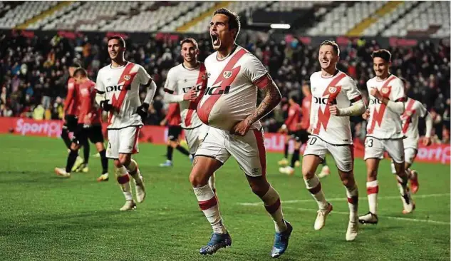  ?? Fotos: Getty Images ?? Der Argentinie­r Oscar Trejo ist Dreh- und Angelpunkt im Spiel von Rayo Vallecano.