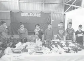  ?? CHOY GALLARDE ?? Authoritie­s present the alleged rebels arrested and the weapons seized after the encounter.