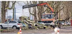  ?? RP-FOTO: ANNE ORTHEN ?? Auf der Cecilienal­lee hat ein umgestürzt­er Baum mehrere Autos unter sich begraben.