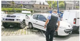  ??  ?? Une fausse manoeuvre a entraîné la drôle de chute de ce 4x4, au port de Dinan, dimanche après-midi. Sans faire de blessés, heureuseme­nt (photo page Facebook Gendarmeri­e des Côtes d’Armor).