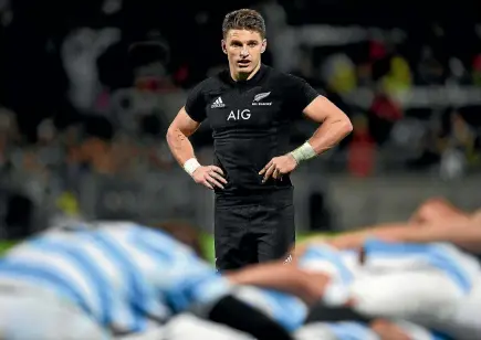  ?? PHOTOSPORT ?? In Kieran Read’s absence, it’s Beauden Barrett calling the shots for the All Blacks in London this week.