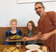  ?? Foto: Heike Scherer ?? Aytekin Polat serviert seinen Gästen, die schon zum zweiten Mal bei ihm essen, die frisch zubereitet­e Putenpfann­e Hindi Tava.