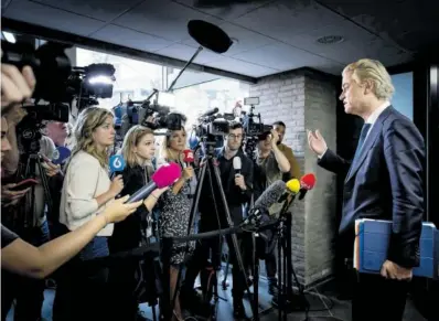 ?? KOEN VAN WEEL (EFE) ?? Geert Wilders en rueda de prensa en La Haya, ayer.