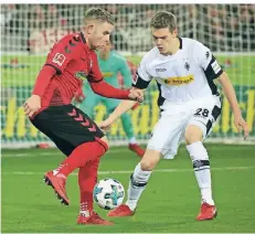  ?? FOTO: IMAGO ?? 12. Dezember 2017: Matthias Ginter (rechts) im Duell mit Yoric Ravet bei Borussias 0:1-Niederlage in Freiburg.